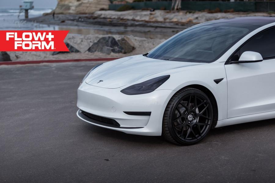 Детали экстерьера Tesla Model 3 on HRE Wheels (FF01) 2018 года  (фото 11 из 12)